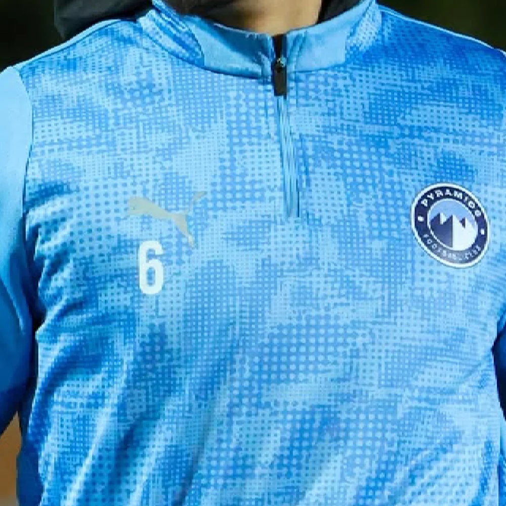 Sweat 1/4 zip graphique bleu ciel PYRAMIDS FC 26/27